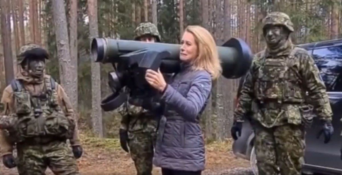 Estonian Prime Minister Kallas inspects the anti-tank missile Javelin #4
