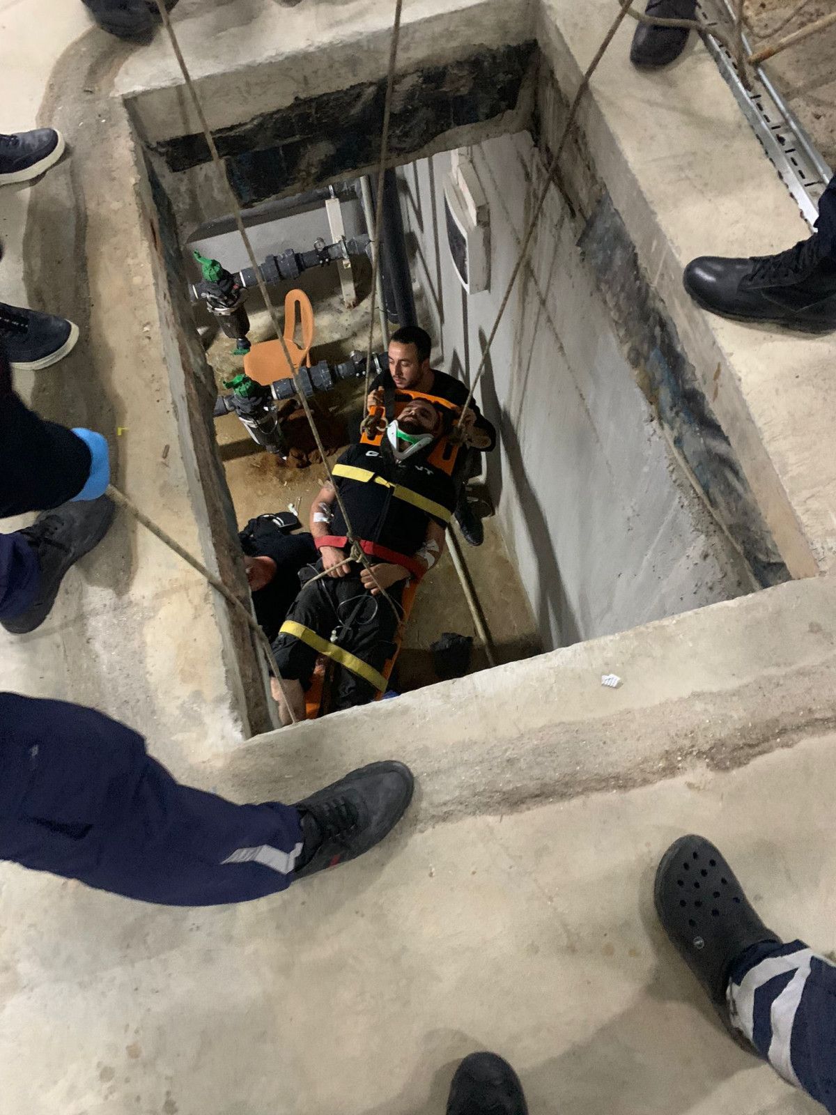 Worker walking by talking on the phone in Mersin, fell into the basement #3