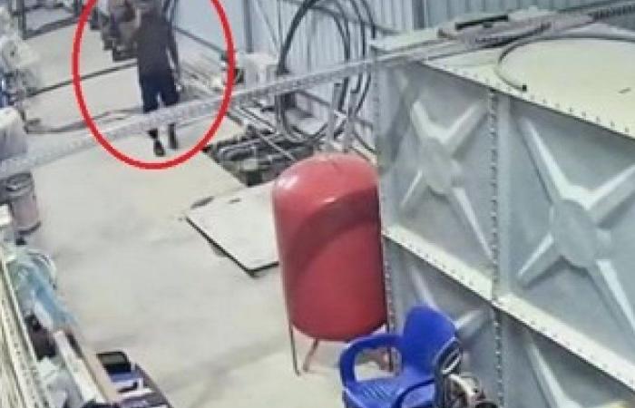 Worker walking by talking on the phone in Mersin, fell into the basement